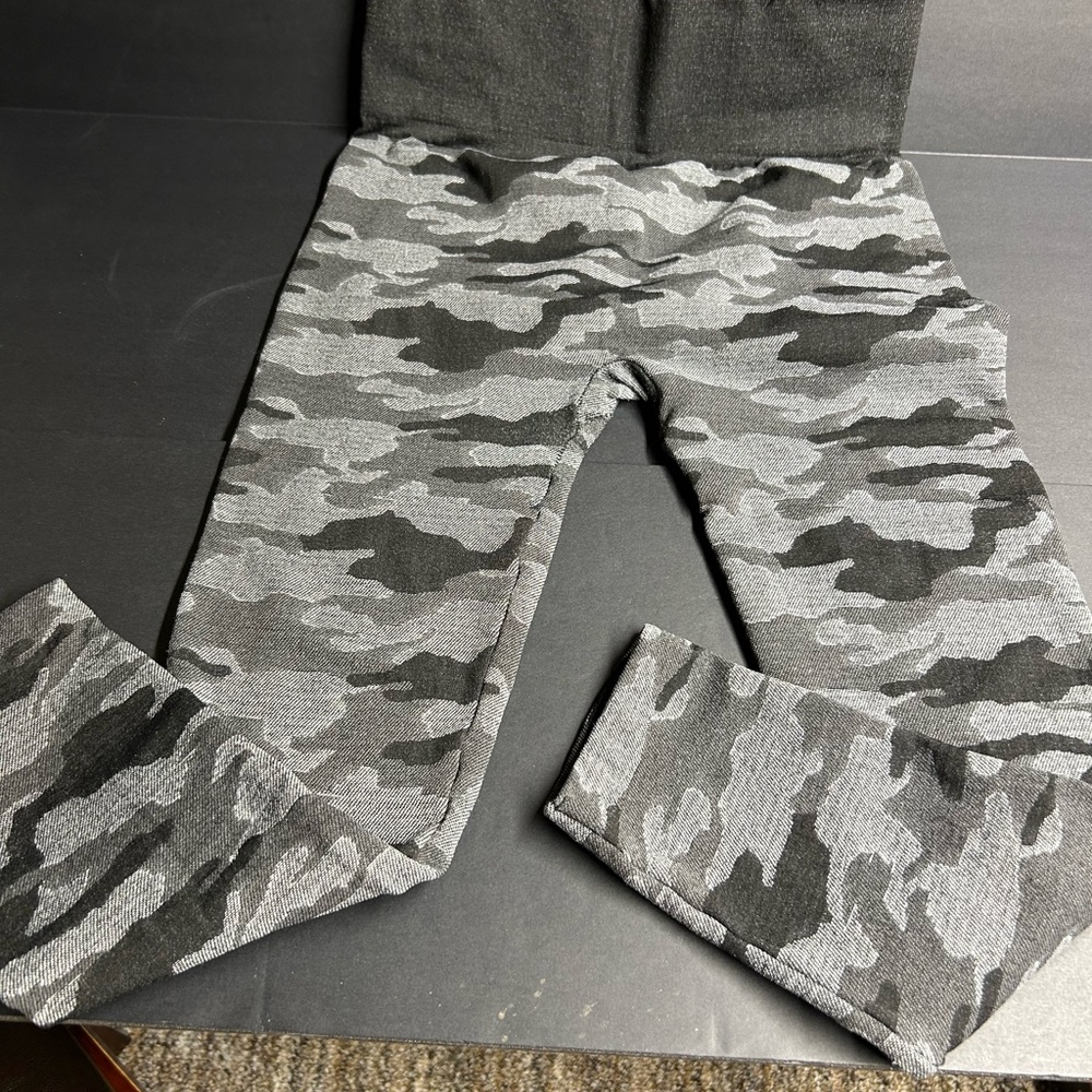 Zac & Rachel Women’s Gray Camouflage Leggings